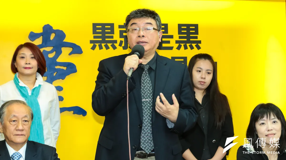 新黨不分區名單預計20日對外公布,知情人士透露,退出國民黨不分區的前立委邱毅(中),可望列入新黨不分區名單的第一名。(資料照,顏麟宇攝)