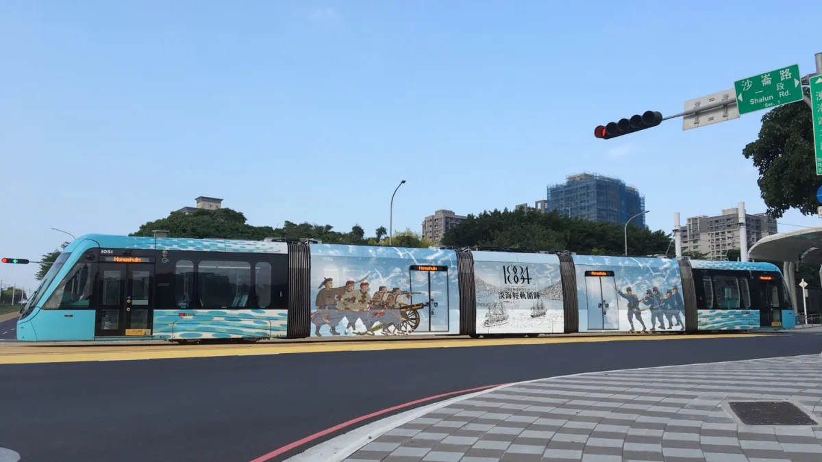 新北捷運公司與新北市政府文化局、淡水古蹟博物館合作,自10月10日國慶連假開始推出「清法戰爭主題彩繪列車」,固定整點於紅樹林發車,同時發行限量1884份的紀念版一日票,每份售價99元。(圖/新北市捷運公司提供)