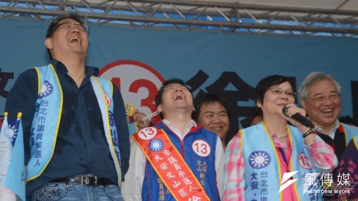 國民黨台北市長候選人連勝文助理徐弘庭也投入議員選舉,立委羅淑蕾為徐站台時指另一市長候選人柯文哲鼓勵「一夫多妻制」,連、徐兩人聞言同時大笑。(宋小海攝)