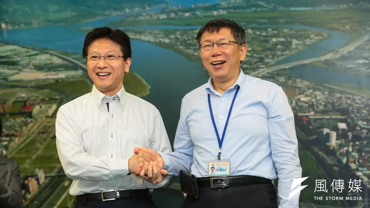 台北市長柯文哲出席「台北馬拉松」靜岡交流訪問團拜訪活動,並與靜岡市長田邊信宏握手合影。(顏麟宇攝)