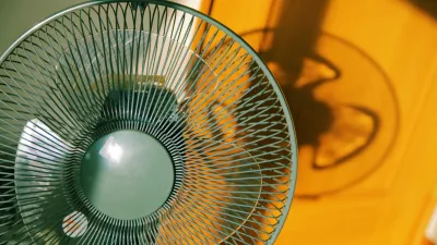 台電提醒移動家電時,別常壓住電線,否則容易引起漏電或走火意外,也分享省電涼爽的吹扇4撇步!(示意圖/取自photo-ac)