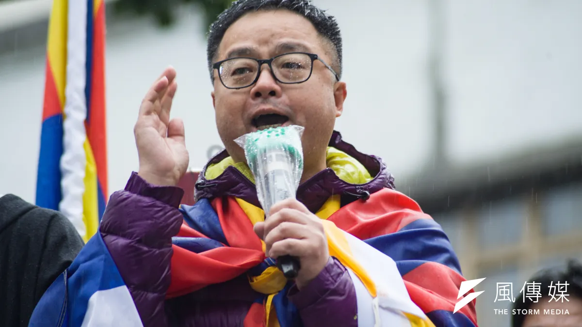 民間團體與在台藏人10日舉行西藏抗暴60周年大遊行,民進黨秘書長羅文嘉質疑國民黨:「60年前中共對西藏活生生血淋淋的例子,還得不到教訓嗎?」(甘岱民攝)