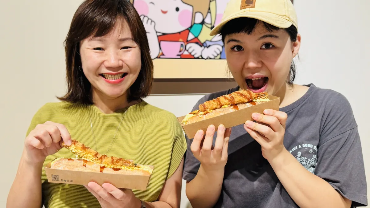 淡水古蹟博物館館長黃麗鈴(左)邀請巨蟹座朋友在7/1(一)館慶當日來場早餐派對,同歲壽星另贈聯名禮盒,歡迎一起來慶生。(圖/新北市立淡水古蹟博物館)