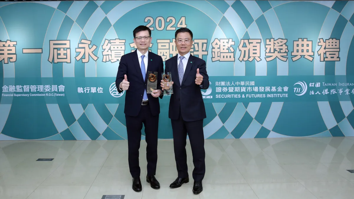 國泰金控2日公告,國泰金控投資長劉上旗(右)出任國泰投信副董事長。(資料照,國泰金提供)