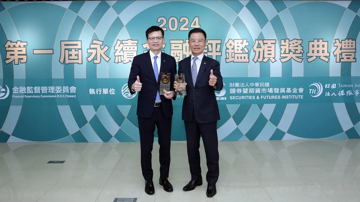 國泰人壽總經理劉上旗(右)3月6日將出任國泰金控投資長。(資料照,國泰金控提供)