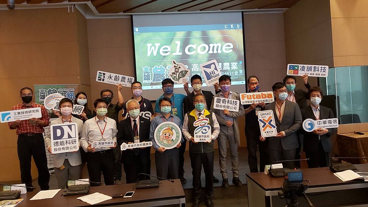 高雄智慧農業成果發表,農業局長張清榮與13個單位之人員合影。(圖/高市府農業局) 高雄智慧農業成果發表,農業局長張清榮與13個單位之人員合影。(圖/高市府農業局)
