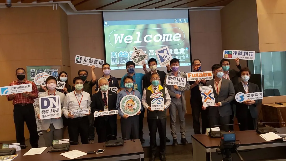 高雄智慧農業成果發表,農業局長張清榮與13個單位之人員合影。(圖/高市府農業局)