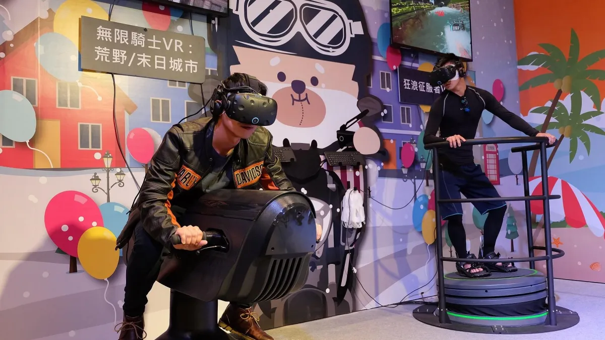 玩家們可以現場體驗VR成為飛越山峰奔馳黃金海岸的「無限騎士」(圖/新北市政府提供)