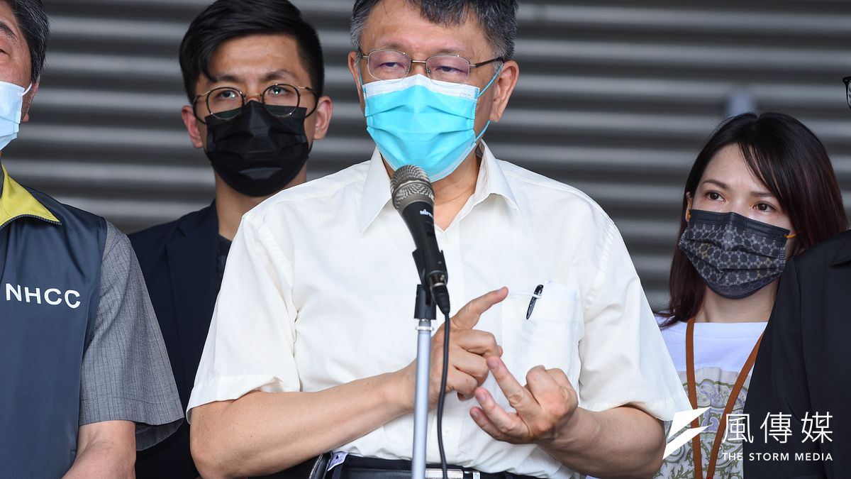 台大婦產科重症名醫施景中批,北市曾經不疫調、不匡列「拿全台北市民做賭注、荒腔走板」,遭北市府反嗆「完全是錯誤的假消息」。(資料照,顏麟宇攝) 台大婦產科重症名醫施景中批,北市曾經不疫調、不匡列「拿全台北市民做賭注、荒腔走板」,遭北市府反嗆「完全是錯誤的假消息」。(資料照,顏麟宇攝)