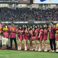 台湾のチアリーダー「Rakuten Girls」が東京ドームでパフォーマンスを披露し、ファン投票上位2名がセレモニアルピッチを行って球場を盛り上げた。(写真/黃信維撮影) 台湾のチアリーダー「Rakuten Girls」が東京ドームでパフォーマンスを披露し、ファン投票上位2名がセレモニアルピッチを行って球場を盛り上げた。(写真/黃信維撮影)