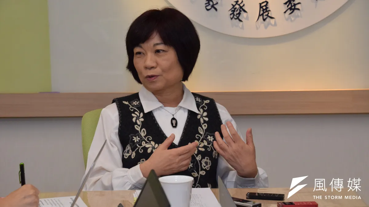 屋頂型太陽光電最容易碰到的違建問題,國發會主委陳美伶今(24)日則表示,會在不影響安全的前提下處理。(尹俞歡攝)