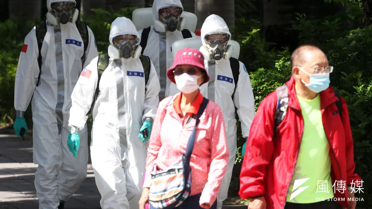 疫情期間,各級政府動員大批人力進行清消,甚至連軍方都出動化學兵。(資料照,蘇仲泓攝)