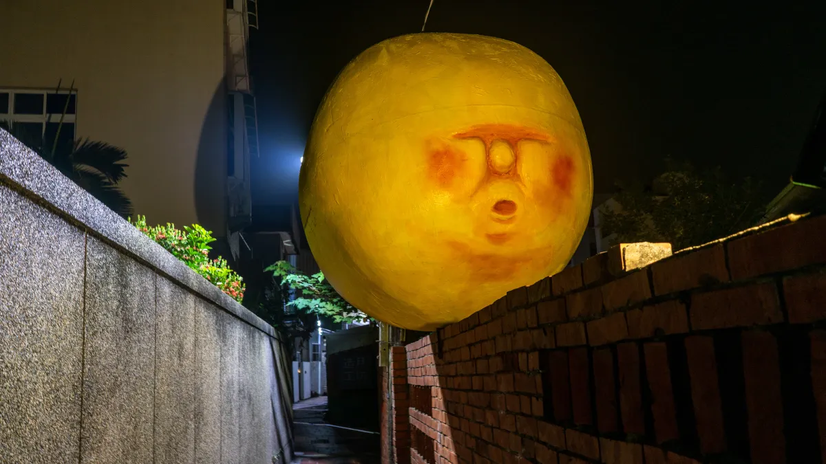 搭配市府典藏的過往燈節作品,三方共同創作,透過想像與空間現地打造場域裝置,呼應月津港燈節這十年來,各藝術團隊互相配合、激勵的協力過程,並期許在未來能交織出更多跨領域或聯名的新型創作模式。(圖/擷取自月之美術館官網)