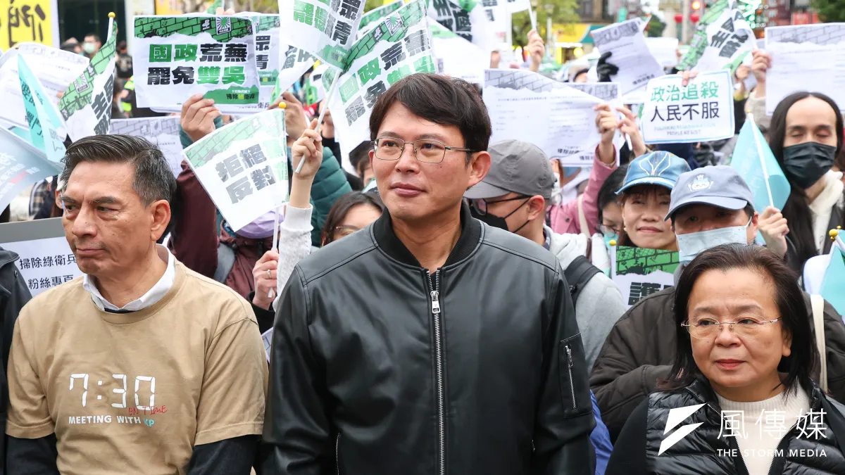 民眾黨主席黃國昌(中)22日出席「護民主,反威權」掃除綠衛兵誓師大會。(顏麟宇攝)