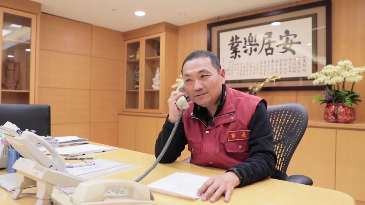 新北市長侯友宜錄製台語版關懷語音,透過室內電話向市民宣導自我健康管理的重要性,呼籲民眾防疫期間「麥擱趴趴造」。(圖/新北市新聞局提供)