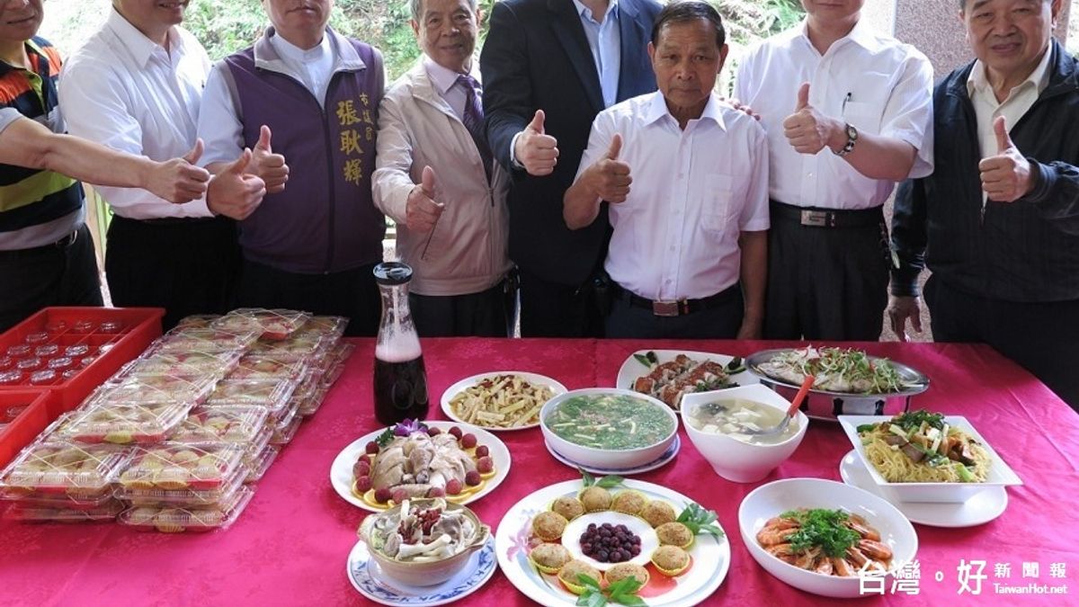 宣傳基隆樹梅季 林右昌與業者一同品嘗風味餐 宣傳基隆樹梅季 林右昌與業者一同品嘗風味餐