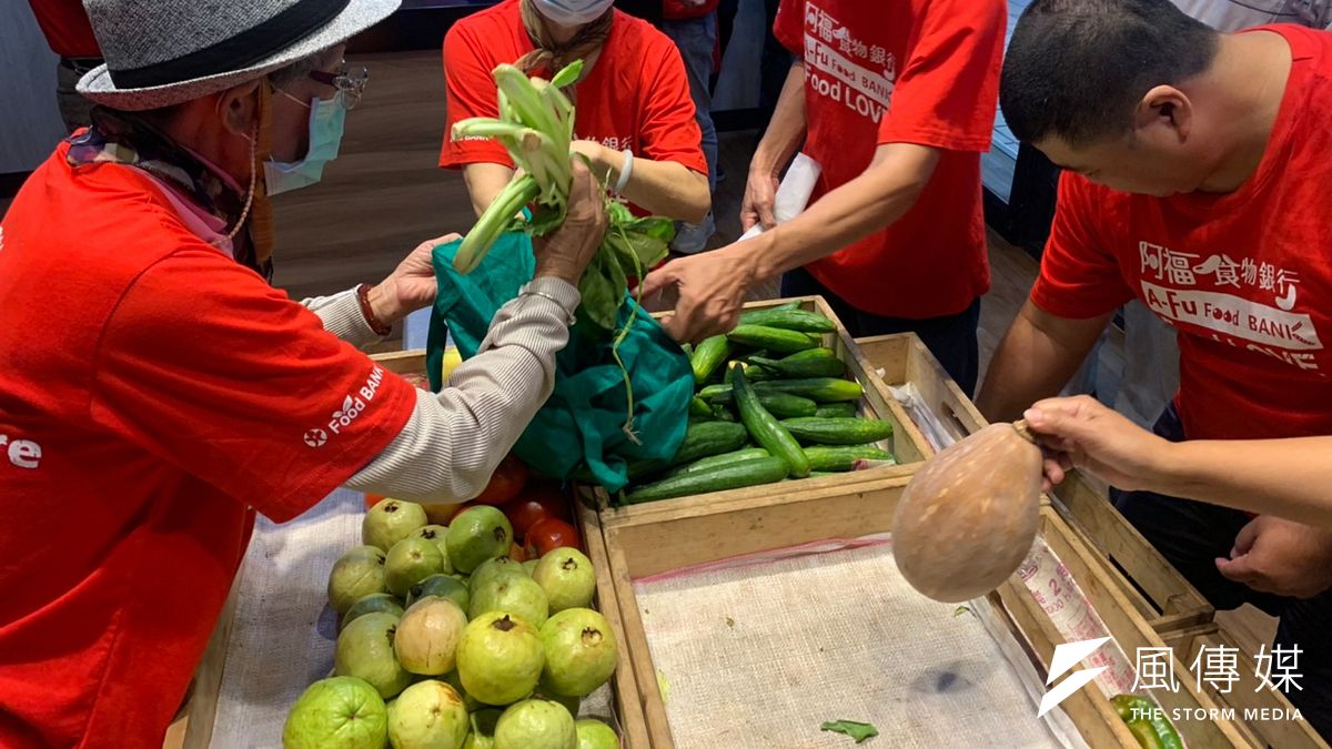 食物銀行志工整理過剩蔬果提供社弱勢族群所需溫暖物資。(圖/徐炳文攝) 食物銀行志工整理過剩蔬果提供社弱勢族群所需溫暖物資。(圖/徐炳文攝)
