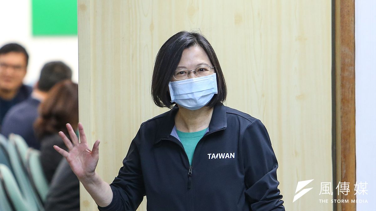 19年前時任陸委會主委的總統蔡英文(見圖)所定稿謄寫的備忘錄曝光,內容呼籲台灣應儘速訂定《科技保護法》,擋住了當時排山倒海要求台灣半導體廠赴中國設廠的呼聲。(資料照,顏麟宇攝) 19年前時任陸委會主委的總統蔡英文(見圖)所定稿謄寫的備忘錄曝光,內容呼籲台灣應儘速訂定《科技保護法》,擋住了當時排山倒海要求台灣半導體廠赴中國設廠的呼聲。(資料照,顏麟宇攝)