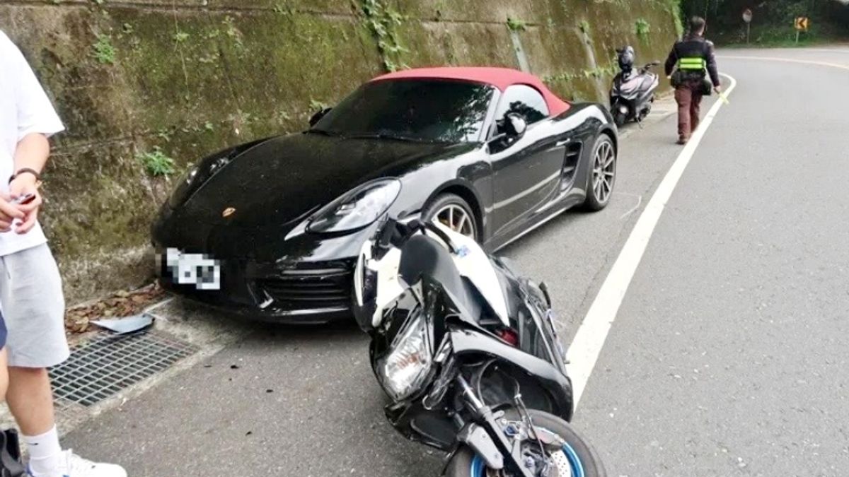 一名19歲楊姓男子昨(15)日騎車經過北宜公路追焦聖地「財茂彎」時,疑因壓車不慎打滑。(圖/記者李東陞翻攝) 一名19歲楊姓男子昨(15)日騎車經過北宜公路追焦聖地「財茂彎」時,疑因壓車不慎打滑。(圖/記者李東陞翻攝)