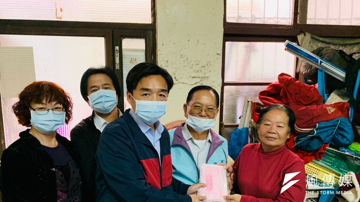 民政局長曹桓榮(左三)與苓雅區長陳進德(左二)代表市長韓國瑜分送口罩。(圖/徐炳文攝) 民政局長曹桓榮(左三)與苓雅區長陳進德(左二)代表市長韓國瑜分送口罩。(圖/徐炳文攝)
