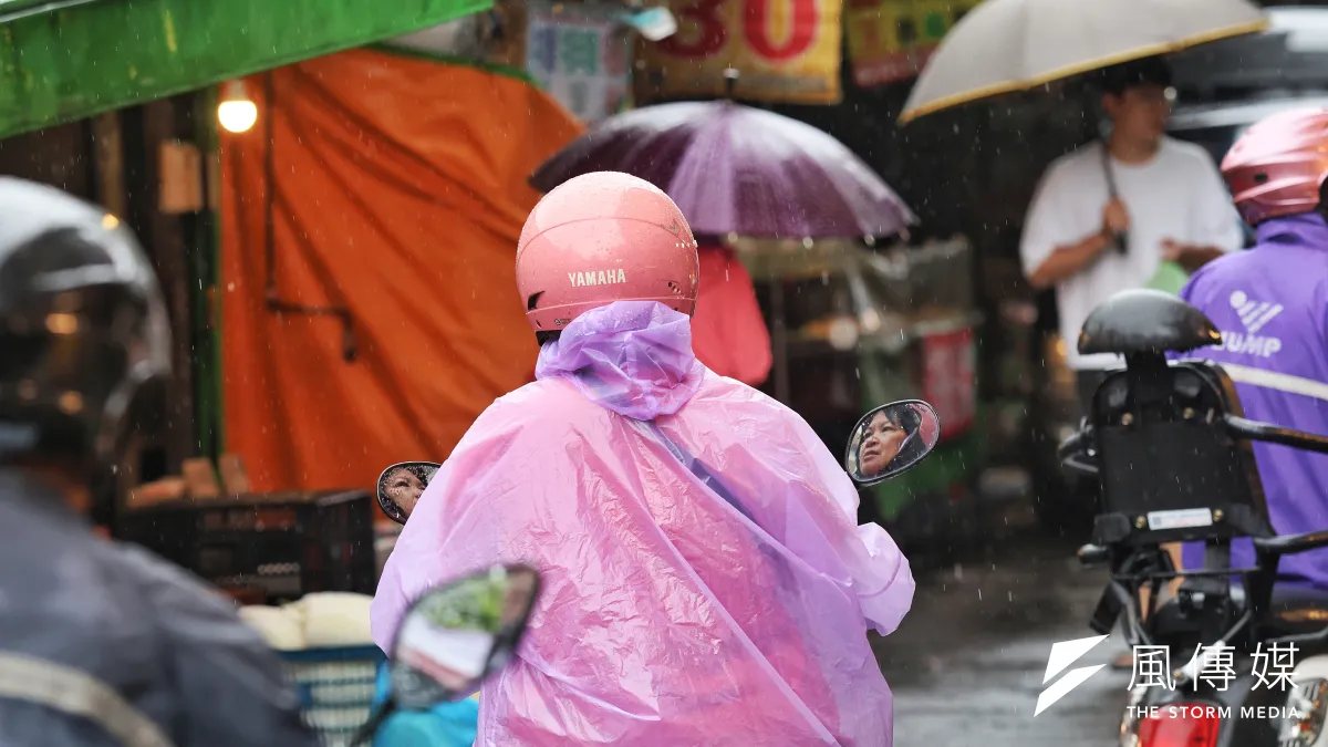 騎車雨衣怎麼穿才不會濕?網曝「關鍵一招」:這樣做鞋襪也不怕滲水。(示意圖,柯承惠攝)