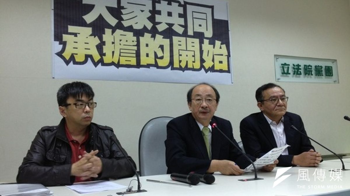 林義雄主張「阻止立法院通過自經區特別條例」,立法院民進黨團回應表示,黨團的立場是希望逐條審查。(王立柔攝) 林義雄主張「阻止立法院通過自經區特別條例」,立法院民進黨團回應表示,黨團的立場是希望逐條審查。(王立柔攝)