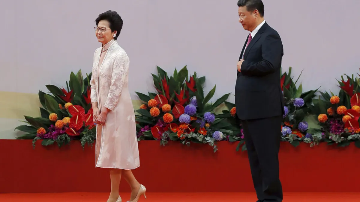 林鄭月娥(左)被視為習近平(右)人馬,讓中共官僚給予她最大政治支持。(美聯社)