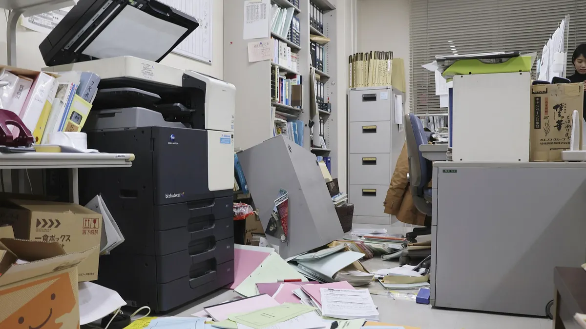 2025年12月9日,日本北海道函館市,前一晚強震過後,辦公室內文件散落滿地。(美聯社) 2025年12月9日,日本北海道函館市,前一晚強震過後,辦公室內文件散落滿地。(美聯社)