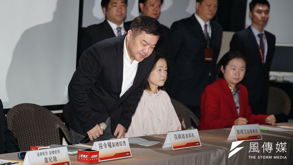 檢察官認定遠東航空董事長張綱維(左)涉嫌違反證交法等罪,且有逃亡、勾串之虞,向法院聲押。台北地院31日裁定800萬元交保。北檢將提抗告。(資料照,盧逸峰攝) 檢察官認定遠東航空董事長張綱維(左)涉嫌違反證交法等罪,且有逃亡、勾串之虞,向法院聲押。台北地院31日裁定800萬元交保。北檢將提抗告。(資料照,盧逸峰攝)