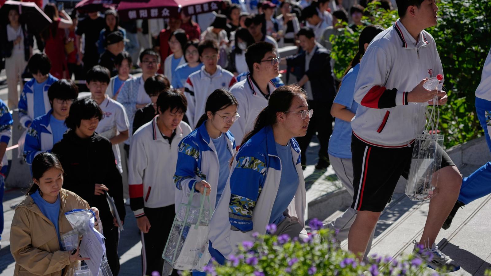 北京觀察》亮出紀委身分求關照!河北家長群截圖瘋傳,權力傲慢遭全網炎上