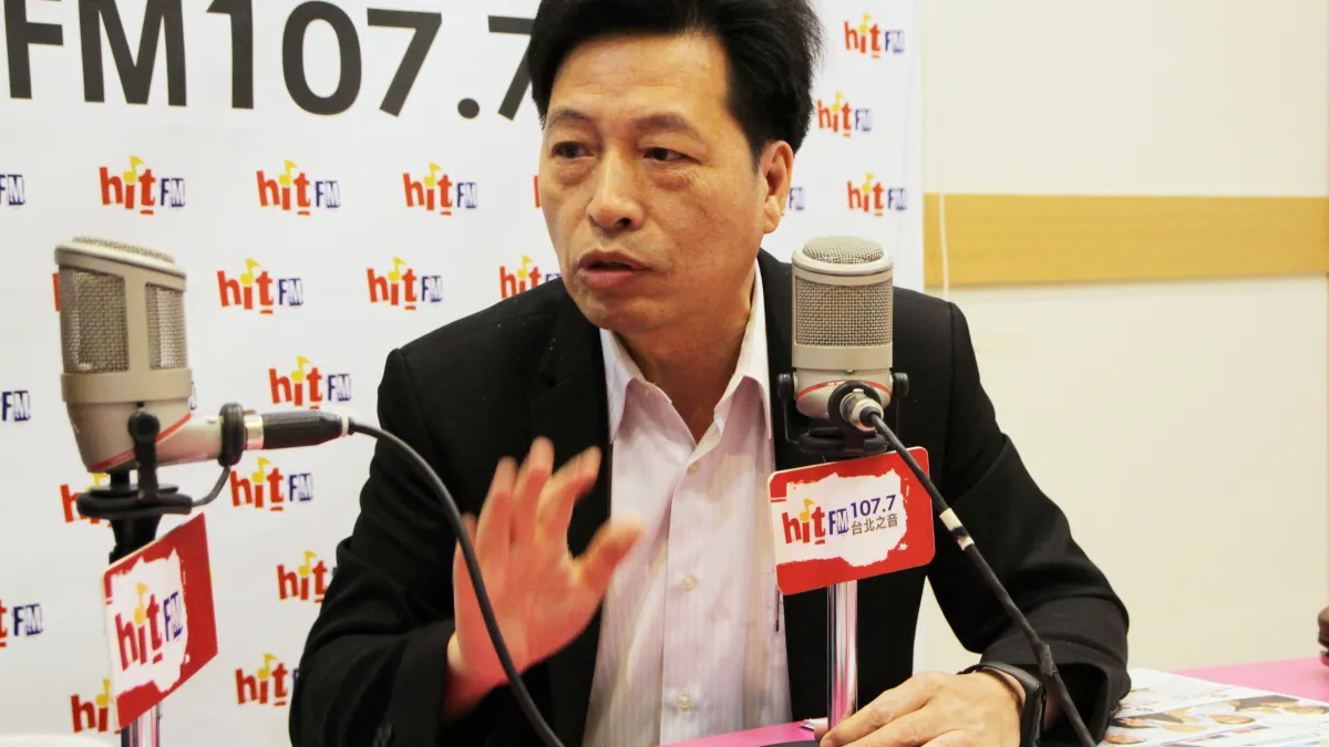 針對民進黨總統初選,民進黨立委鄭寶清29日上午接受廣播節目《周玉蔻嗆新聞》專訪時表示,希望雙方陣營都能各退一步。(Hit Fm《周玉蔻嗆新聞》製作單位提供)