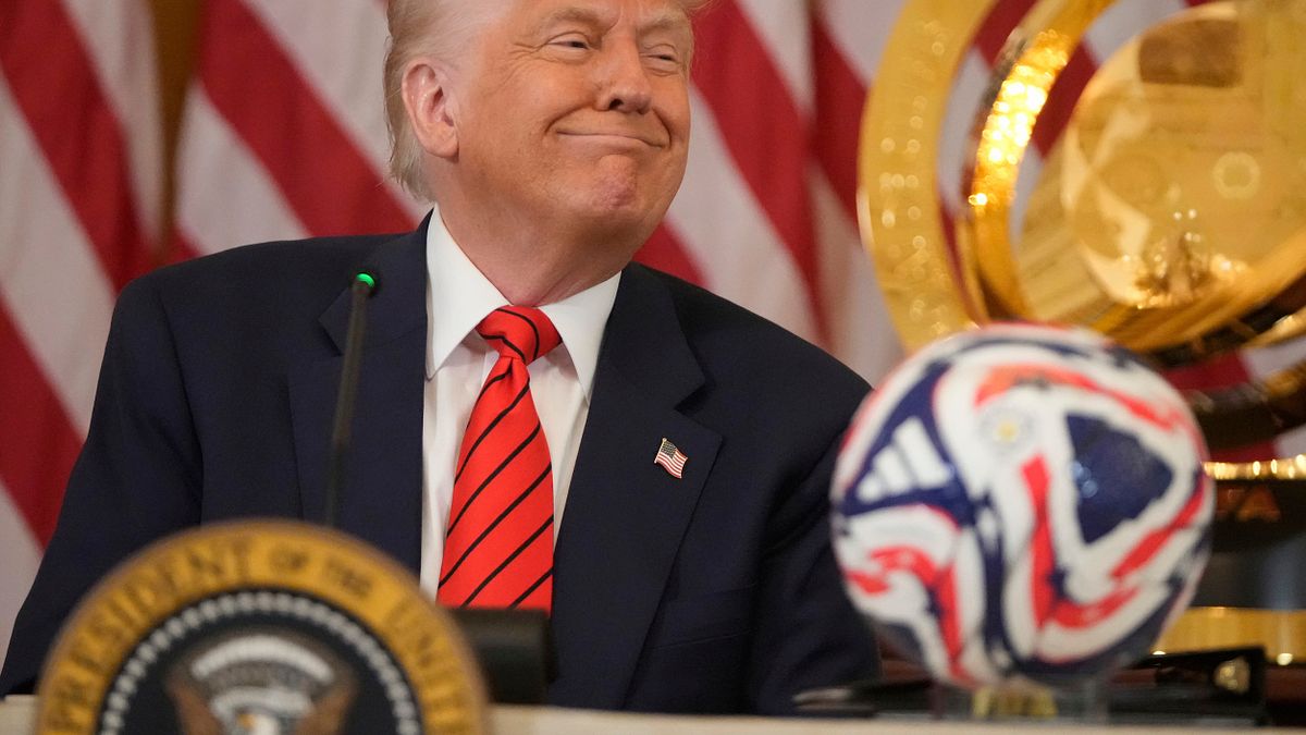 筆者認為,川普對內自詡政績輝煌,對外卻以英國象徵性讓利掩蓋貿易戰實質敗績,更顯其政策缺乏整體戰略、僅重戰術操作(資料照,美聯社) 筆者認為,川普對內自詡政績輝煌,對外卻以英國象徵性讓利掩蓋貿易戰實質敗績,更顯其政策缺乏整體戰略、僅重戰術操作(資料照,美聯社)