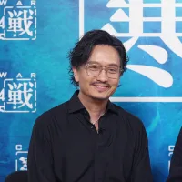 說回〈寒戰1994〉。謝君豪在戲中飾白髮衰老的頂流社會潘雋亨—他在〈毒舌大狀〉(2023)、〈夜王〉 (2026)飾演的角色 (資深大狀、富豪,都屬社會的上流—不是頂流)當然是觀眾的參考文本。(資料照,中央社) 說回〈寒戰1994〉。謝君豪在戲中飾白髮衰老的頂流社會潘雋亨—他在〈毒舌大狀〉(2023)、〈夜王〉 (2026)飾演的角色 (資深大狀、富豪,都屬社會的上流—不是頂流)當然是觀眾的參考文本。(資料照,中央社)