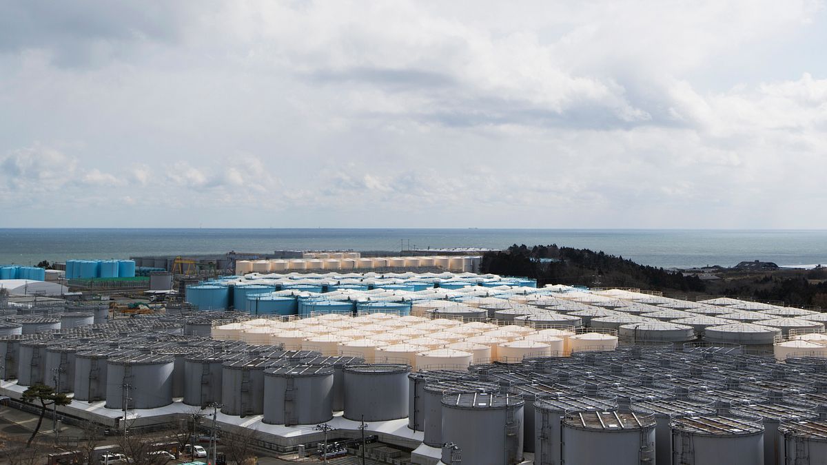 311浩劫十周年,該如何處理福島核災之後用來存放輻射廢水的金屬桶,日本政府至今沒有定論。(資料照,美聯社) 311浩劫十周年,該如何處理福島核災之後用來存放輻射廢水的金屬桶,日本政府至今沒有定論。(資料照,美聯社)