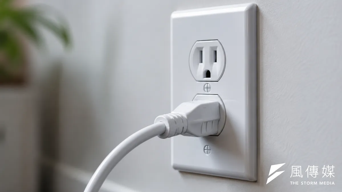 拔掉插頭確實能減少「待機耗電」,但並非所有電器都適合長時間斷電,部分家電甚至可能因此影響功能,嚴重時還可能增加故障風險。(示意圖/AI生成)