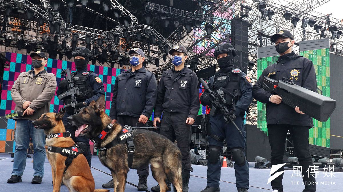 台北市警察局信義分局30日召開跨年晚會維安記者會,展示無人機干擾槍(右一)。(蘇仲泓攝) 台北市警察局信義分局30日召開跨年晚會維安記者會,展示無人機干擾槍(右一)。(蘇仲泓攝)