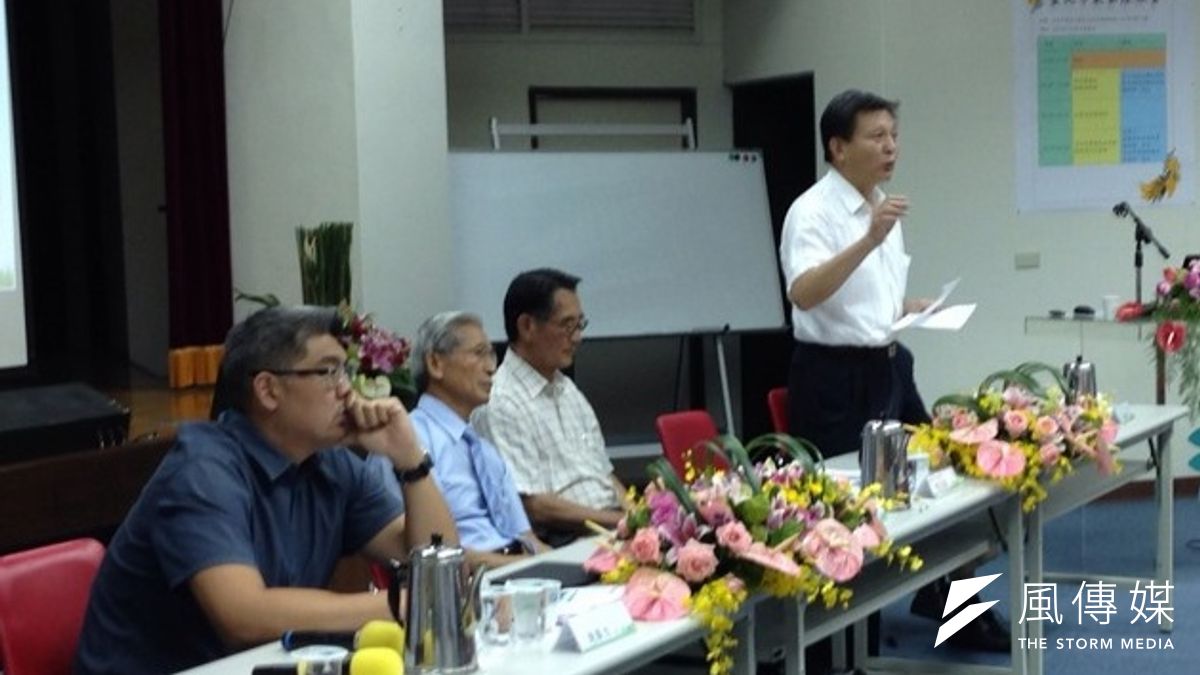 農委會副主委王政騰(站立者)出席18日連勝文公布農業政見,引發政務官違反行政中立原則的爭議。(羅暐智攝) 農委會副主委王政騰(站立者)出席18日連勝文公布農業政見,引發政務官違反行政中立原則的爭議。(羅暐智攝)