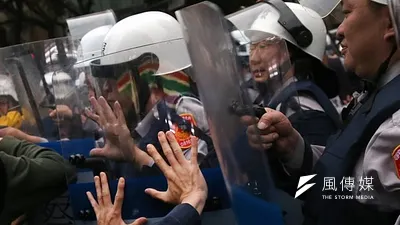 反核民眾4月29日佔領林森南路及忠孝東路,警方出動鎮暴警察驅離。(吳逸驊攝)