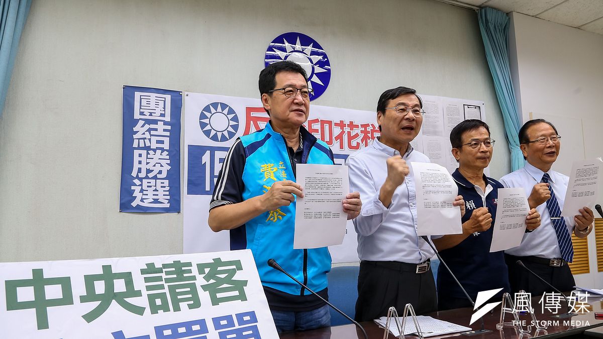 國民黨總召曾銘宗(左二)、立委費鴻泰(左起)、賴士葆、林德福28日召開「反廢印花稅15縣市長共同聲明」記者會。(顏麟宇攝) 國民黨總召曾銘宗(左二)、立委費鴻泰(左起)、賴士葆、林德福28日召開「反廢印花稅15縣市長共同聲明」記者會。(顏麟宇攝)