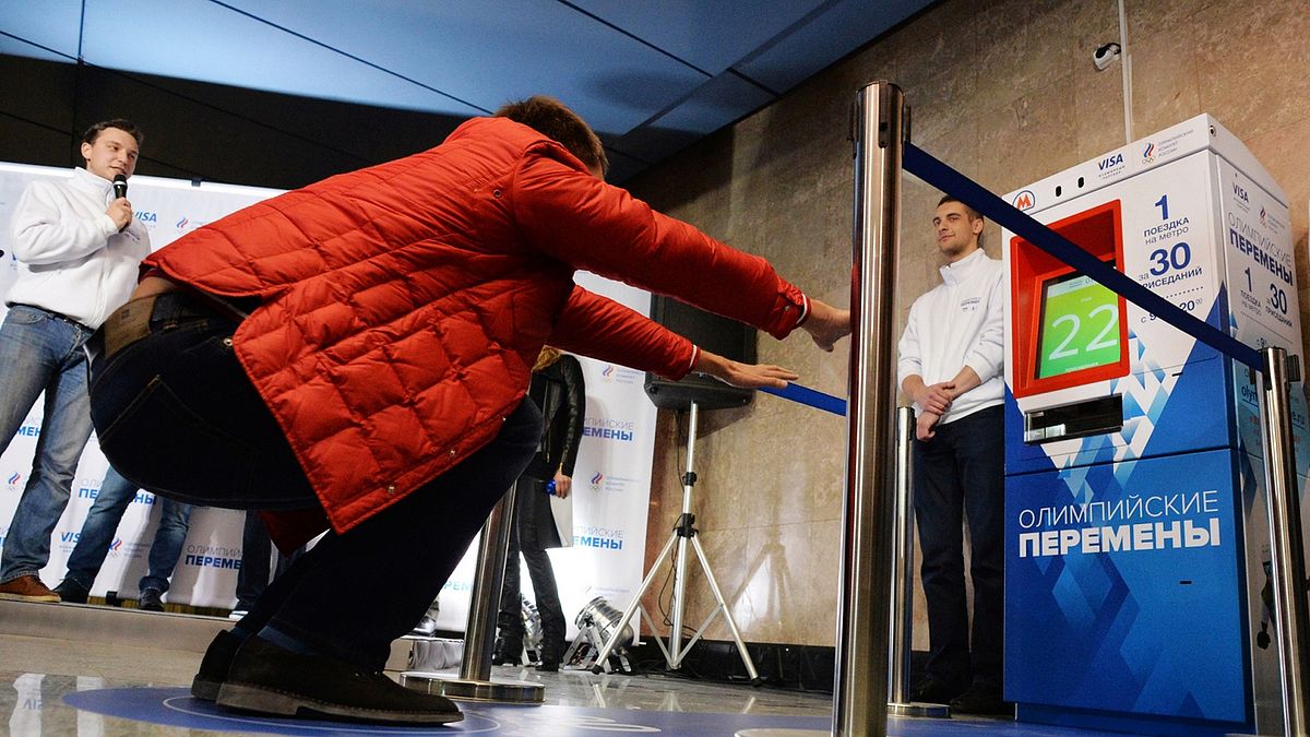 地鐵深蹲計畫,稍微流點汗就能得到一張地鐵票。(圖/ theguardian) 地鐵深蹲計畫,稍微流點汗就能得到一張地鐵票。(圖/ theguardian)