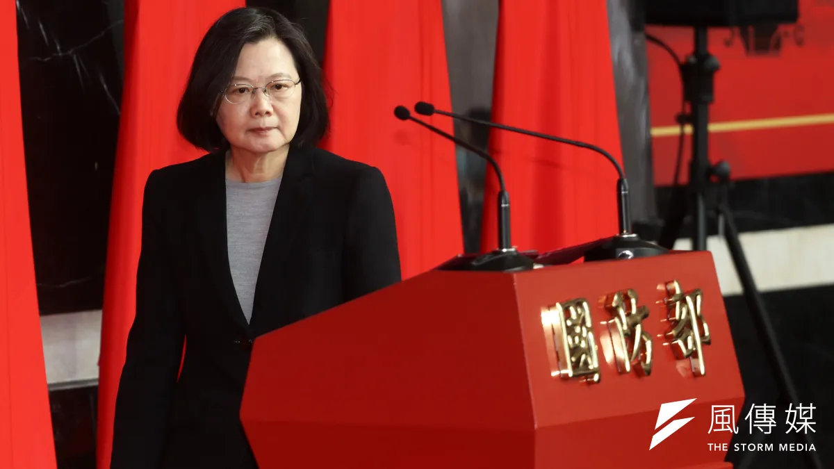 國軍111年上半年將官晉任典禮28日登場,總統蔡英文親臨會場向晉任官賀勉。(蘇仲泓攝)
