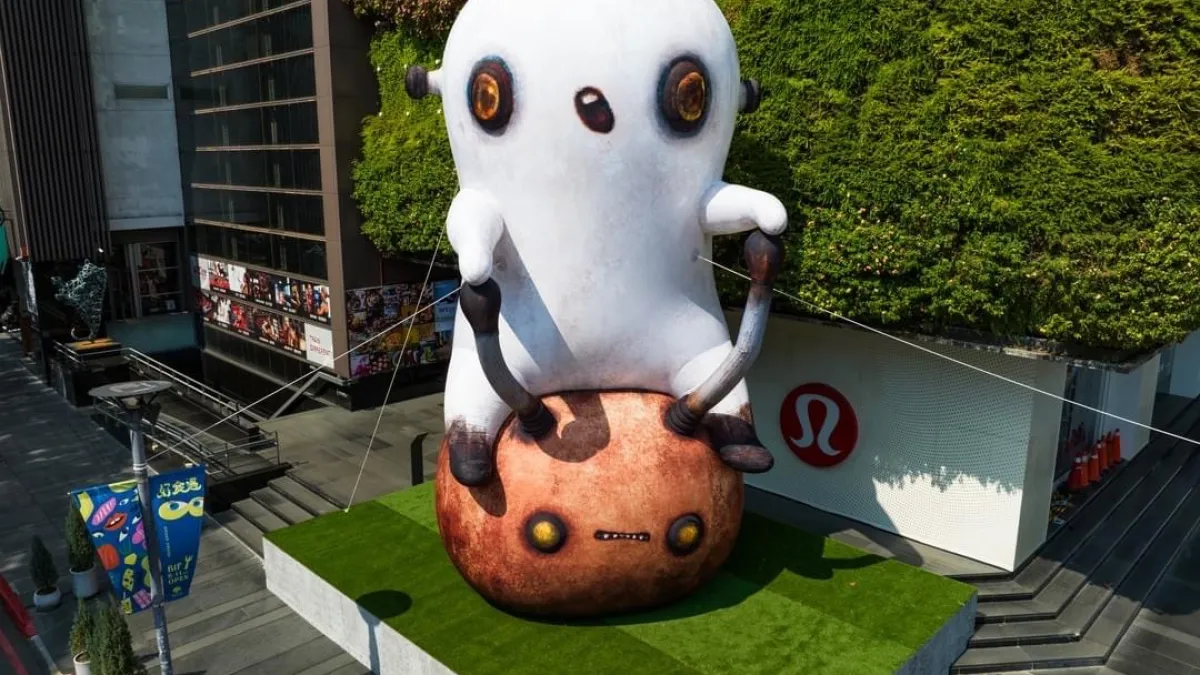 「草悟系.七月半」大型街區活動創新詮釋鬼月形象,藝術家「阿咧A-Lei」打造出15米及8.5米的大型外星怪獸藝術裝置「草地狀元」作為活動主軸,展出至9月5日,外星鬼怪-狀元與他的坐騎在草地上顯得可愛又療癒。(圖/台中市政府提供)