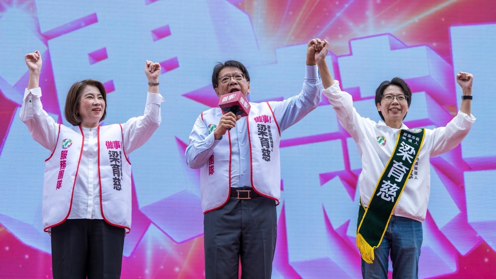 屏東市長選戰逼近五五波!梁育慈總部湧4千人相挺 潘孟安、周春米、曹啟鴻三任縣長站台