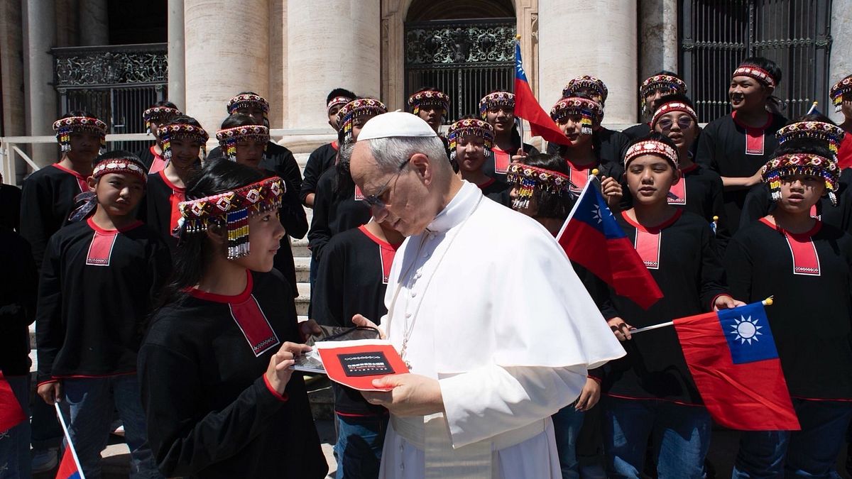南投の玉山山麓各部落で構成される「原声童声合唱団」がバチカンで献唱し、教皇良十四世(レオ十四世)が親しく挨拶した。(林佳龍フェイスブックより) 南投の玉山山麓各部落で構成される「原声童声合唱団」がバチカンで献唱し、教皇良十四世(レオ十四世)が親しく挨拶した。(林佳龍フェイスブックより)
