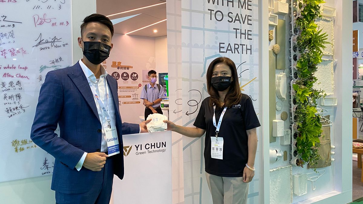 益鈞環保科技總經理秦錫鈞(左)與副總沈國芬將廢棄尿布回收變綠金。(圖/業者提供) 益鈞環保科技總經理秦錫鈞(左)與副總沈國芬將廢棄尿布回收變綠金。(圖/業者提供)