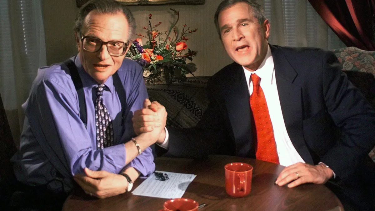 美國傳奇主持人賴瑞金(Larry King,左)1999年訪問後來成為總統的小布希(AP)