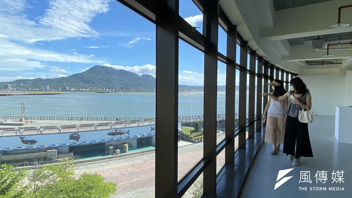 淡水古蹟博物館的滬水一方藝文空間坐擁無敵山河大景,有最美展場之稱。(圖/新北市政府)