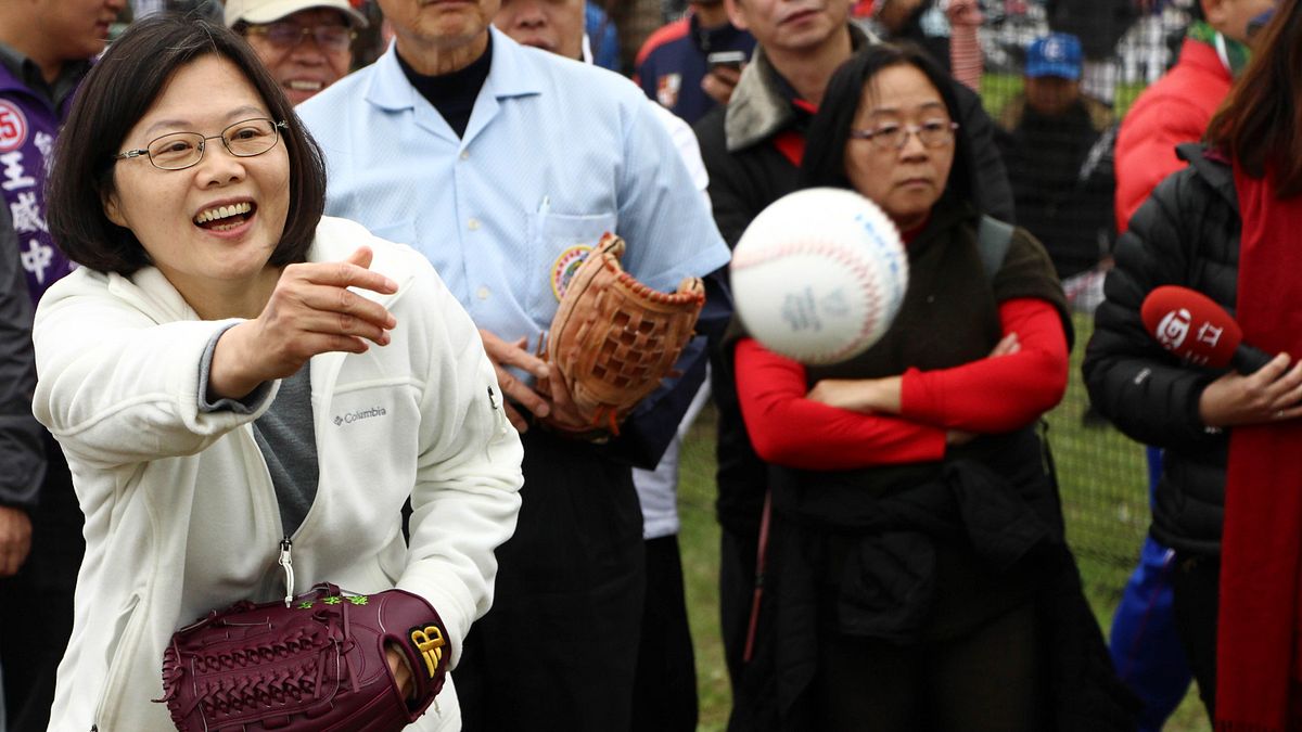 2014小英盃慢壘賽高達182隊報名,人氣超旺,蔡英文特地前往開球。(資料照,葉信菉攝) 2014小英盃慢壘賽高達182隊報名,人氣超旺,蔡英文特地前往開球。(資料照,葉信菉攝)