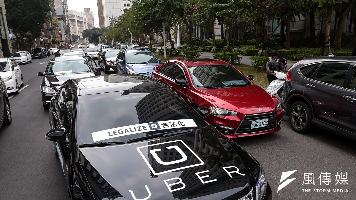 新創企業另一個壓低成本的方法,就是一開始就不給「員工」的身分。共乘汽車服務業者Uber節省成本的做法是,把司機歸類為獨立承包商,而不是員工。(資料照,顏麟宇攝) 新創企業另一個壓低成本的方法,就是一開始就不給「員工」的身分。共乘汽車服務業者Uber節省成本的做法是,把司機歸類為獨立承包商,而不是員工。(資料照,顏麟宇攝)