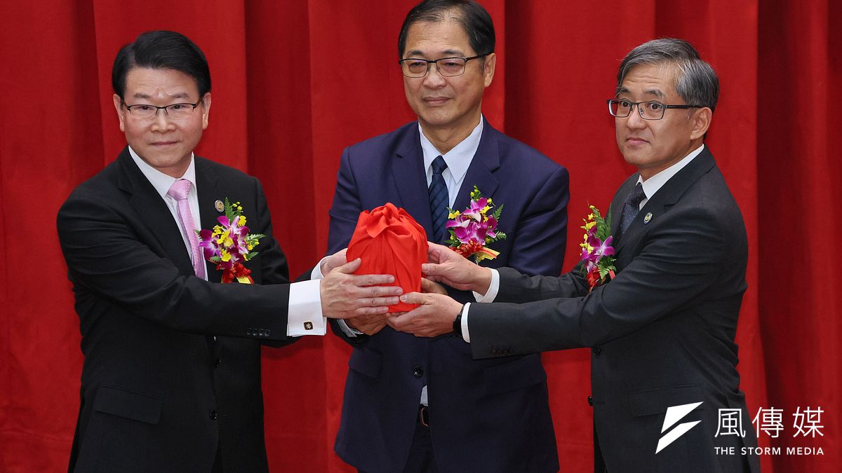 新任調查局陳白立(右)與卸任調查局長王俊力(左)交接,調查局多年後終歸科班出身的「展抱人」掌舵。(顏麟宇攝) 新任調查局陳白立(右)與卸任調查局長王俊力(左)交接,調查局多年後終歸科班出身的「展抱人」掌舵。(顏麟宇攝)